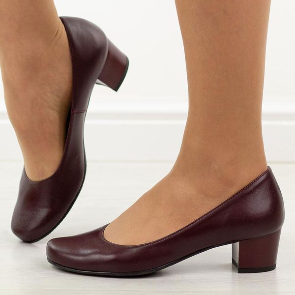 Bordowe Polskie czółenka damskie Gregors 702. Czerwone czółenka damskie GREGORS, bez wzorów, ze skóry, bez obcasa, na obcasie. Za 379.00 zł.