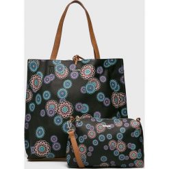 Desigual - Torebka dwustronna. Czarne torebki klasyczne damskie Desigual, bez wzorów, z materiału, duże, z nadrukiem, bez dodatków. W wyprzedaży za 199.90 zł.