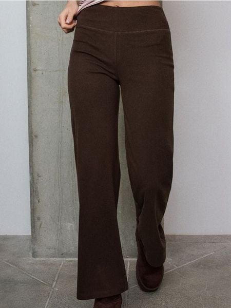 Ocieplane spodnie straight leg - brązowy. Brązowe spodnie materiałowe damskie Sinsay, bez wzorów, sportowe. Za 39.99 zł.