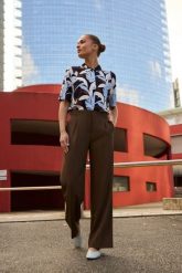 Spodnie z szerokimi nogawkami brązowe. Brązowe spodnie materiałowe damskie MOODO, bez wzorów, z elastanu. Za 139.99 zł.