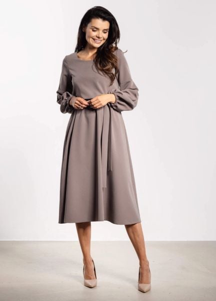 Elegancka sukienka rozkloszowana z długim rękawem taupe. Sukienki damskie Infinite You, do pracy, m, bez wzorów, biznesowe, bez kołnierzyka, bez ramiączek, rozkloszowane. Za 309.00 zł.