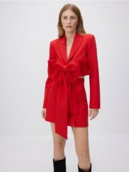 Krótka marynarka z kokardą - czerwony. Czerwone marynarki i żakiety damskie Reserved, l, bez wzorów, z tkaniny. W wyprzedaży za 199.99 zł.