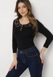Czarna Bawełniana Bluzka z Ozdobnymi Napami i Wstawką z Koronki Betolia. Czarne bluzki damskie Born2be, uniwersalny, bez wzorów, z bawełny, eleganckie, bez kołnierzyka, bez ramiączek. Za 69.99 zł.