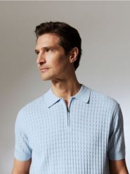 Sweter polo z dodatkiem lnu - jasnoniebieski. Niebieskie swetry męskie Reserved, l, bez wzorów, z wiskozy, bez kołnierzyka. Za 139.99 zł.