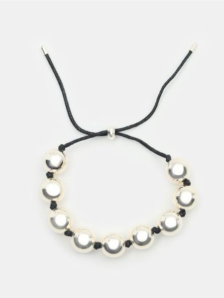 Bransoletka z metalicznymi kulkami - srebrny. Szare bransoletki damskie Sinsay, srebrne. Za 12.99 zł.