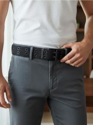 Regulowany pasek z metalowymi oczkami - czarny. Czarne paski męskie Sinsay, bez wzorów. Za 19.99 zł.