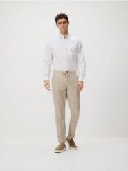 Spodnie carrot z lnem - beżowy. Brązowe spodnie materiałowe męskie Reserved, bez wzorów, z bawełny. Za 159.99 zł.