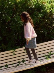 Vero Moda Girl Sweter Juliette 10272978 Fioletowy Regular Fit. Fioletowe swetry dziewczęce Vero Moda Girl, bez wzorów, z syntetyku, bez kołnierzyka. Za 159.99 zł.