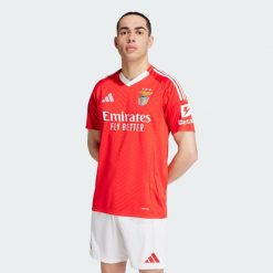 Koszulka Benfica 24/25 Home. Czerwone t-shirty sportowe męskie Adidas, xs, z materiału, bez ramiączek, do piłki nożnej. W wyprzedaży za 318.00 zł.