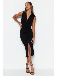 Trendyol Sukienka w kolorze czarnym rozmiar: XS. Czarne sukienki damskie Trendyol, xs, bez wzorów, bez kołnierzyka, bez ramiączek, midi. Za 73.99 zł.