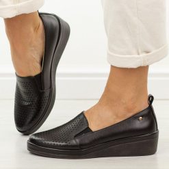 Czarne skórzane półbuty damskie Vinceza 39988. Czarne półbuty damskie VINCEZA, w ażurowe wzory, z jeansu, eleganckie, z okrągłym noskiem, bez obcasa, na koturnie. Za 219.00 zł.