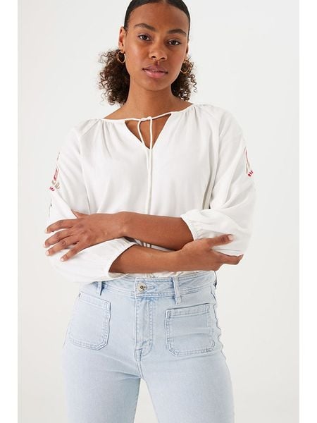 Garcia Bluzka w kolorze białym rozmiar: L. Białe bluzki damskie Garcia, l, bez wzorów, z wiskozy, bez kołnierzyka, bez ramiączek. Za 112.83 zł.