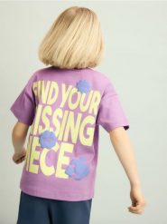T-shirt z nadrukiem na plecach - lawendowy. Fioletowe koszulki dziewczęce Reserved, bez wzorów, z bawełny, bez ramiączek. Za 35.99 zł.