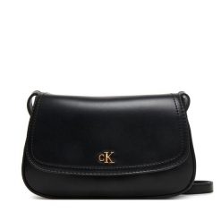 Torebka Calvin Klein. Czarne listonoszki damskie CALVIN KLEIN, bez wzorów, bez dodatków. Za 409.99 zł.