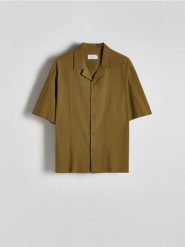 Bawełniana koszula comfort fit - oliwkowy. Zielone koszule męskie Reserved, l, bez wzorów, z bawełny, bez kołnierzyka, bez ramiączek. W wyprzedaży za 69.99 zł.