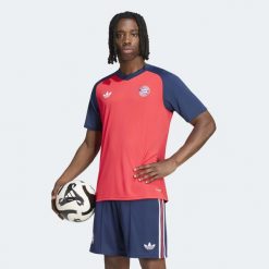 Koszulka piłkarska treningowa ADIDAS Bayern Monachium 26/27. T-shirty sportowe męskie Adidas, s, bez wzorów, z materiału, bez ramiączek. Za 299.99 zł.