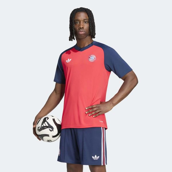 Koszulka piłkarska treningowa ADIDAS Bayern Monachium 26/27. Bluzki sportowe damskie Adidas, s, z materiału, bez kołnierzyka, bez ramiączek. Za 299.99 zł.