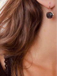 Les Favorites Pozłacane kolczyki z cyrkoniami rozmiar: onesize. Czarne kolczyki damskie Les Favorites, z cyrkonią, pozłacane, z zapięciem typu bigiel. Za 86.99 zł.