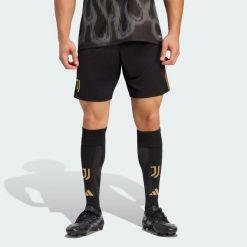 Spodenki z trzeciego zestawu Juventus 26/27. Czarne szorty męskie Adidas, bez wzorów, z dzianiny, klasyczne. Za 199.00 zł.
