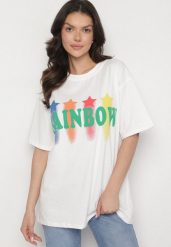 Biały T-shirt Oversize z Kolorowym Napisem i Gwiazdkami Iloviela. Białe t-shirty damskie Born2be, m, z aplikacjami, z jeansu, bez kołnierzyka. Za 49.99 zł.