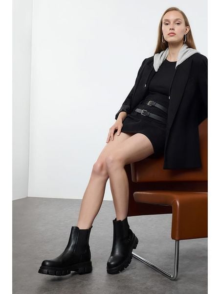 Trendyol Sztyblety w kolorze czarnym rozmiar: 40. Czarne botki damskie Trendyol, sportowe, bez obcasa, bez zapięcia. Za 130.99 zł.