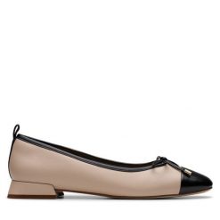 Baleriny Clarks. Brązowe baleriny damskie Clarks, bez wzorów, bez obcasa. Za 309.99 zł.