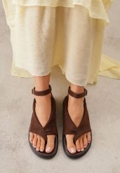 Brązowe Sandały w Stylu Japonek z Paskiem na Palec Imitacji Zamszu Arrierena. Brązowe sandały damskie Renee, bez wzorów, z satyny, bez obcasa, na płaskiej podeszwie. Za 99.99 zł.