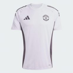 Koszulka Manchester United Tiro 25 Competition Training. Czarne t-shirty sportowe męskie Adidas, xs, z dzianiny, bez ramiączek, do piłki nożnej. Za 239.00 zł.