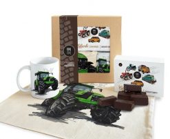 Deutz-Fahr — paczka (Zawartość paczki: koszulka, torba, kubek, słodycze; Rozmiar koszulki / bluzy: 3XL (damska); Kolor koszulki / bluzy: jasnoszary me. Szare t-shirty damskie nikiniki, s, bez wzorów, z bawełny, bez kołnierzyka. Za 169.00 zł.