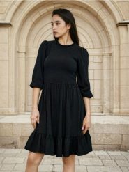 Sukienka z marszczeniami i falbanką - czarny. Czarne sukienki damskie Sinsay, l, bez wzorów, bez kołnierzyka, bez ramiączek. Za 59.99 zł.