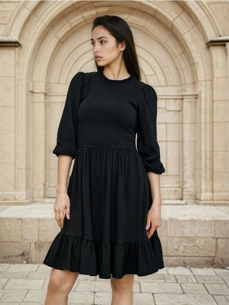 Sukienka z marszczeniami i falbanką - czarny. Czarne sukienki damskie Sinsay, l, bez wzorów, bez kołnierzyka, bez ramiączek. Za 59.99 zł.