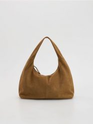 Zamszowa torebka hobo - beżowy. Brązowe torebki klasyczne damskie Reserved, bez wzorów, z zamszu, zamszowe, bez dodatków. Za 359.99 zł.