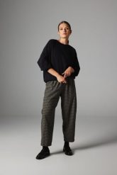 SPODNIE PILAR SZARO- CZARNE L - Flawless. Czarne spodnie materiałowe damskie Flawless, bez wzorów, z tkaniny. Za 459.00 zł.