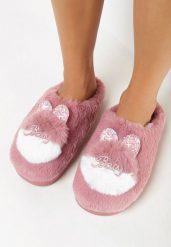 Ciemnoróżowe Wsuwane Kapcie na Płaskiej Podeszwie z Aplikacją 3D w Kształcie Króliczka z Cyrkoniami Pottira. Czerwone kapcie damskie Born2be. Za 14.99 zł.