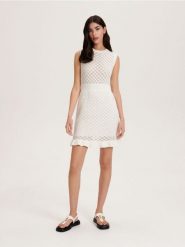 Ażurowa sukienka - kremowy. Białe sukienki damskie Reserved, l, w ażurowe wzory, z bawełny, bez kołnierzyka, bez ramiączek, dopasowane. W wyprzedaży za 119.99 zł.