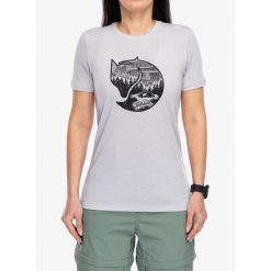 Koszulka z nadrukiem damska Fjallraven Abisko Wool Fox SS. Fioletowe bluzki damskie Fjällräven, bez wzorów, casualowe, bez kołnierzyka, bez ramiączek. Za 337.69 zł.