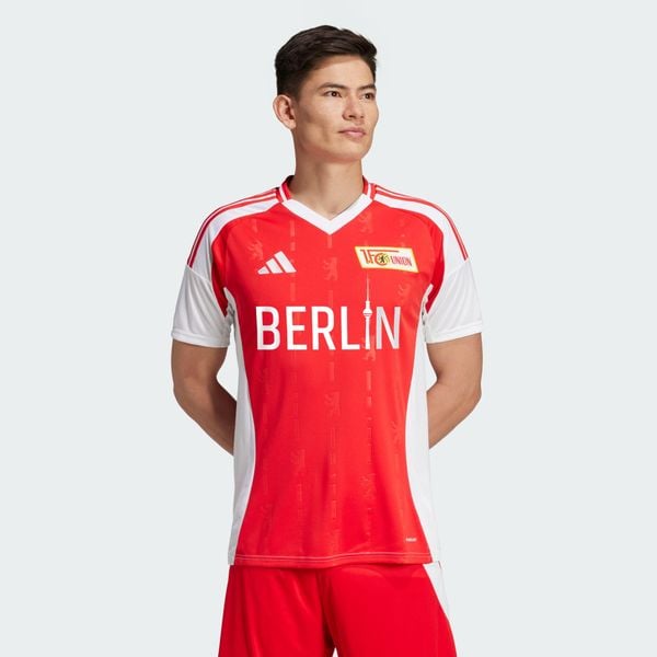 Koszulka 1. FC Union Berlin 24/25 Home. Białe t-shirty sportowe męskie Adidas, xs, z materiału, bez ramiączek, do piłki nożnej. Za 449.00 zł.