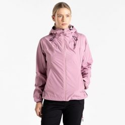 Kurtka turystyczna przeciwdeszczowa damska Mountain Series Breathe Easy. Czerwone kurtki damskie Dare 2b, bez kaptura. W wyprzedaży za 599.99 zł.