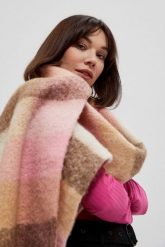 Gruby szal z frędzlami. Szaliki i kominy damskie MOODO, bez wzorów, z poliesteru. W wyprzedaży za 31.99 zł.