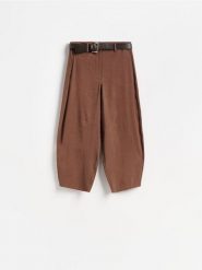 Spodnie barrel leg z paskiem - brązowy. Brązowe spodnie materiałowe damskie Reserved, bez wzorów, z tkaniny. Za 139.99 zł.