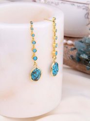 L'Atelier de Gaia Pozłacane kolczyki z turkusami rozmiar: onesize. Żółte kolczyki damskie L'Atelier de Gaia, z turkusem, pozłacane. Za 100.28 zł.