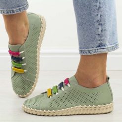 Zielone skórzane ażurowe półbuty damskie T.Sokolski W26-03. Zielone półbuty damskie Sokolski, w ażurowe wzory, z jeansu, biznesowe, z okrągłym noskiem, bez obcasa. Za 269.00 zł.