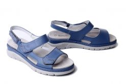 Suave 710134-51 mittelblau, sandały damskie. Niebieskie sandały damskie Suave, bez wzorów, ze skóry, bez obcasa, na koturnie. Za 334.90 zł.