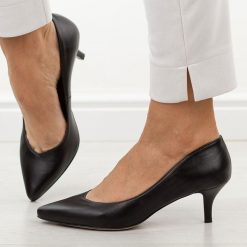 Czarne lico skórzane Polskie niskie szpilki damskie Prestige 2105/szpX. Czarne szpilki Prestige, bez wzorów, ze skóry, bez obcasa. Za 399.00 zł.