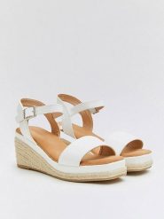 Belucci Sandały w kolorze białym na koturnie rozmiar: 39. Białe sandały damskie Belucci, bez wzorów, bez obcasa, na koturnie. Za 145.95 zł.