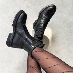 Czarne skórzane botki damskie T.Sokolski Z25-194. Czarne botki damskie Sokolski, na jesień, z jeansu, eleganckie, z okrągłym noskiem, bez obcasa, na płaskiej podeszwie, bez zapięcia. Za 369.00 zł.