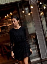 Koronkowa sukienka - czarny. Czarne sukienki damskie Reserved, l, bez wzorów, z dzianiny, bez kołnierzyka, bez ramiączek, dopasowane. Za 139.99 zł.