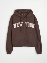 Rozpinana bluza hoodie z kieszeniami i napisem NEW YORK - brązowy. Brązowe bluzy bez kaptura damskie Sinsay, l. Za 49.99 zł.