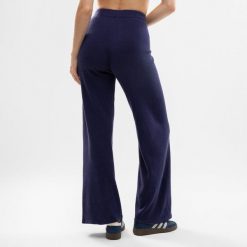 Damskie spodnie z dzianiny z szerokimi nogawkami Siroko IBZ Loom Navy. Niebieskie spodnie materiałowe damskie SIROKO, bez wzorów, z bawełny, biznesowe, z podwyższonym stanem. Za 169.00 zł.