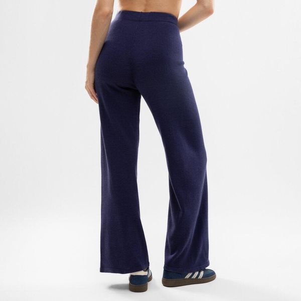 Damskie spodnie z dzianiny z szerokimi nogawkami Siroko IBZ Loom Navy. Niebieskie spodnie materiałowe damskie SIROKO, bez wzorów, z bawełny, biznesowe, z podwyższonym stanem. Za 169.00 zł.